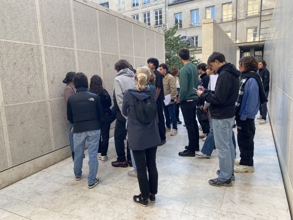 Nous avons été accueilli au Mémorial de la Shoah par Karine EDRY