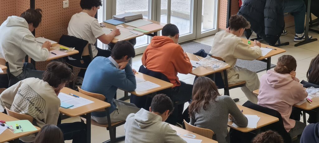 Toutes les semaines, les élèves du Lycée Notre Dame de Boulogne ont un devoir sur table d’une durée de 2 heures ou de 4 heures, selon leur classe ou la matière concernée.  